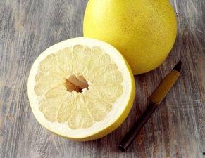 娱乐吃瓜酱剥柚子,美味与便捷并存