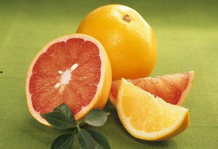 娱乐吃瓜酱剥柚子,美味与便捷并存